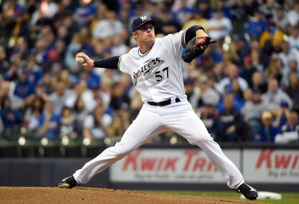 El lanzador de los Cerveceros de Milwaukee, Chase Anderson (57), lanza en la primera entrada contra los Cachorros de Chicago en Miller Park el 17 de mayo de 2016.