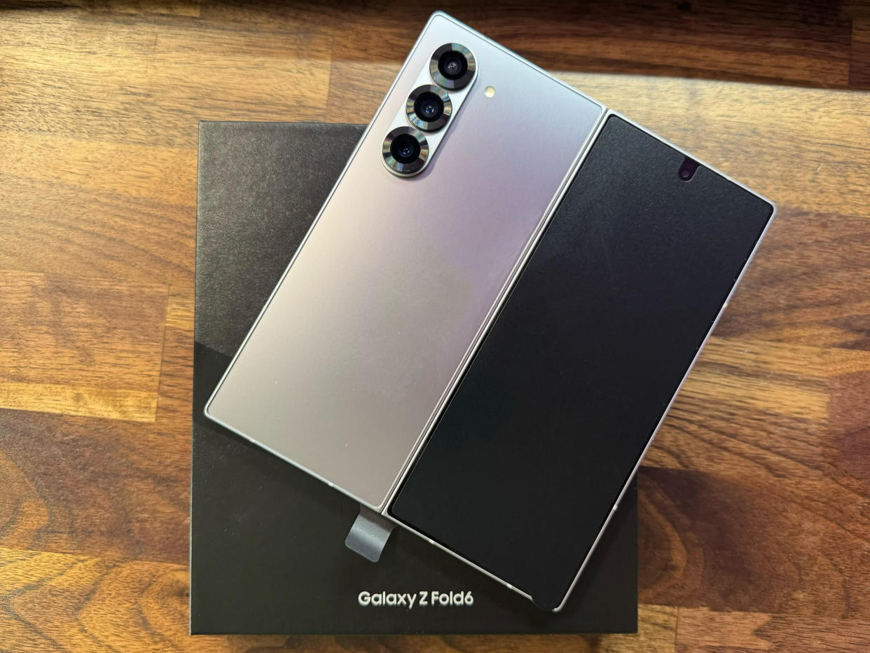  Samsung Galaxy Z Fold 6 out of the box . 