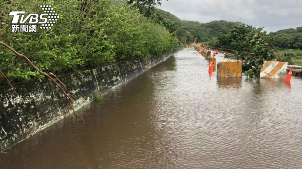 蘭嶼路面積水未退。（圖／TVBS）