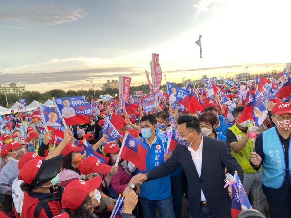 國民黨新竹市長候選人林耕仁二十日在南寮風箏廣場舉辦造勢大會，現場國旗旗海飄揚、歡聲雷動，有六千名支持民眾到場，團結氣勢驚人。(記者曾芳蘭攝)