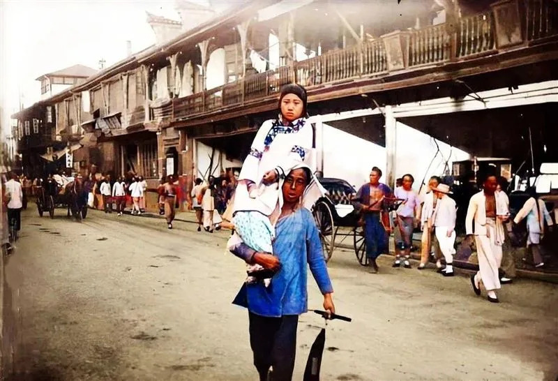 一張清朝時期男子扛著女子在街上走路的照片瘋傳。（圖／翻攝自臉書清朝照片史）