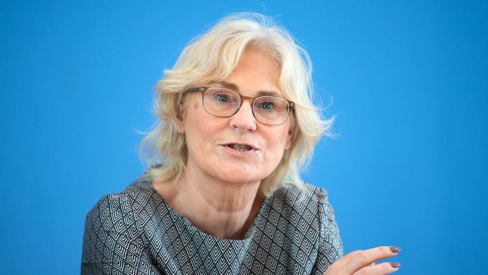 Justizministerin Lambrecht fordert von den Ländern, die Verhältnismäßigkeit der Maskenpflicht zu prüfen.