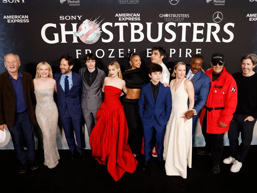 Alte und neue "Ghostbusters" bei der "Frozen Empire"-Premiere in New York zusammen auf dem roten Teppich. (Bild: imago/UPI Photo)