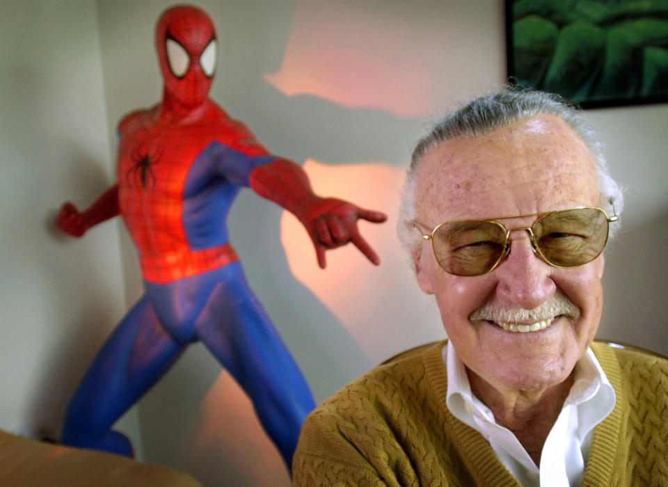 En esta iamgen del 16 de abril de 2002, Stan Lee, de 79 años de edad, y creador de comics como "Spider-Man", "The Incredible Hulk" y los "X-Men," durante una sesión fotográfica en su oficina de Santa Monica, California. (AP Foto/Reed Saxon, Archivo)