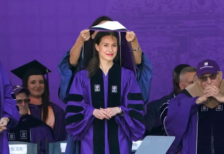 La primera ministra finlandesa, Sanna Marin, recibe el título honorífico de Doctora en Letras Humanas durante la ceremonia de graduación de la promoción 2023 de la Universidad de Nueva York, celebrada el 17 de mayo de 2023 en el estadio de los Yankees.