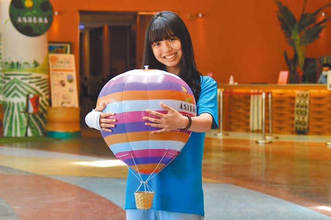 右手綁著繃帶的女大生張雅瑄，熱情擁抱熱氣球夢。（莊哲權攝）