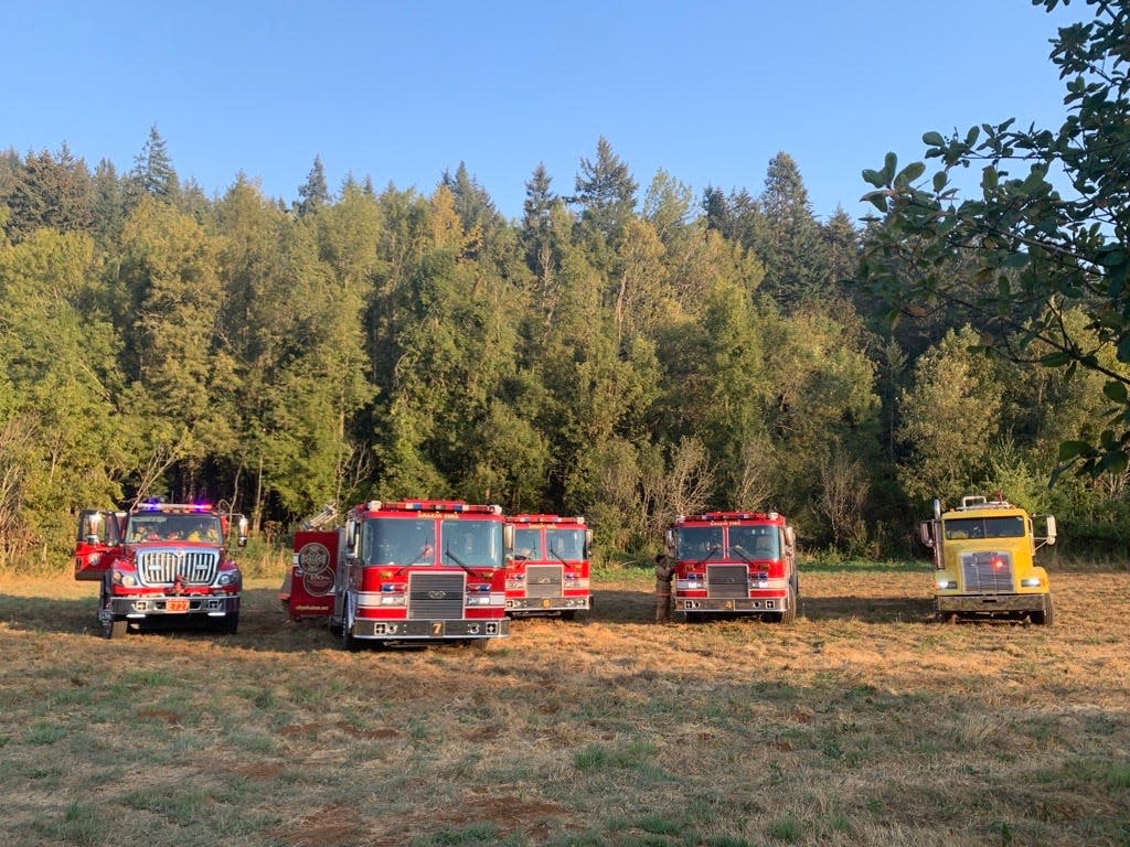 Camiones de bomberos de varias agencias están en un campo mientras luchan contra un incendio cerca de Vitae Springs Road el viernes 9 de septiembre de 2022.