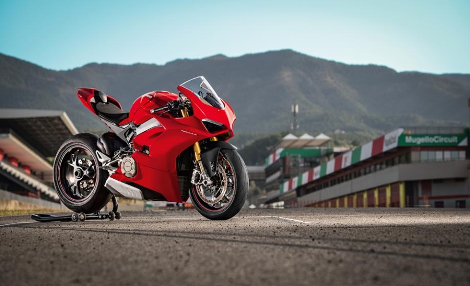 Panigale V4的線條曲線依舊相當誘人。