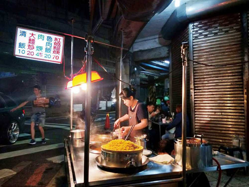 鄰近魚市場的「崁仔頂紅燒鰻魚羹」，是在地人最愛的宵夜攤之一。（70元／碗）（圖／于魯光攝）