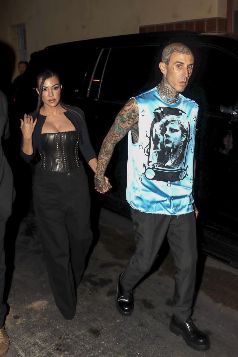 Kourtney Kardashian y Travis Barker llegaron de la mano y se unieron a la celebración por el lanzamiento de la nueva línea de labiales de Kylie Jenner