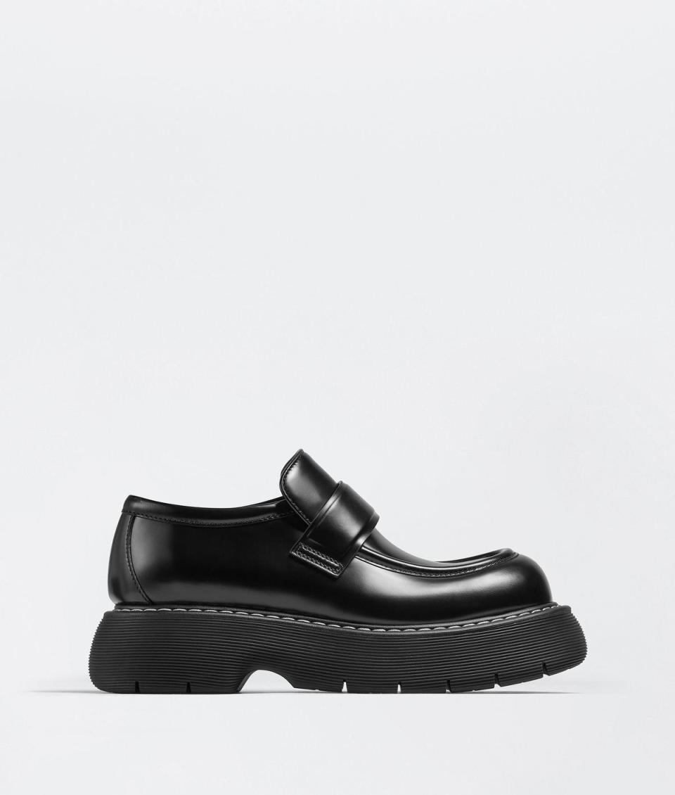 Swell黑色厚底皮鞋。NT$39,500（BOTTEGA VENETA提供）