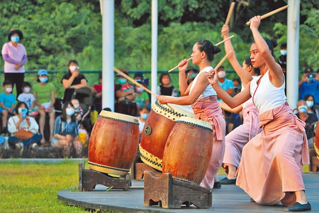 優人神鼓在屏東縣民公園戶外公演，吸引大批民眾爭睹國際級藝術饗宴。（謝佳潾攝）