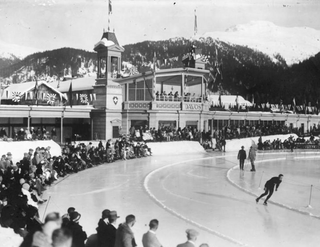 Davos, gran pista de hielo. Enero de 1932. <a href="https://en.wikipedia.org/wiki/File:Bundesarchiv_Bild_102-12892,_Davos,_Gro%C3%9Fe_Eislaufbahn.jpg" rel="nofollow noopener" target="_blank" data-ylk="slk:Bundesarchiv, Bild 102-12892;elm:context_link;itc:0;sec:content-canvas" class="link ">Bundesarchiv, Bild 102-12892</a>, <a href="http://creativecommons.org/licenses/by-sa/4.0/" rel="nofollow noopener" target="_blank" data-ylk="slk:CC BY-SA;elm:context_link;itc:0;sec:content-canvas" class="link ">CC BY-SA</a>