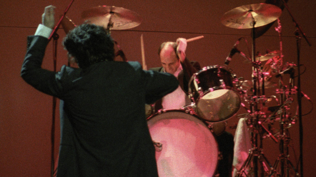  John Mellencamp and Kenny Aronoff performing. 