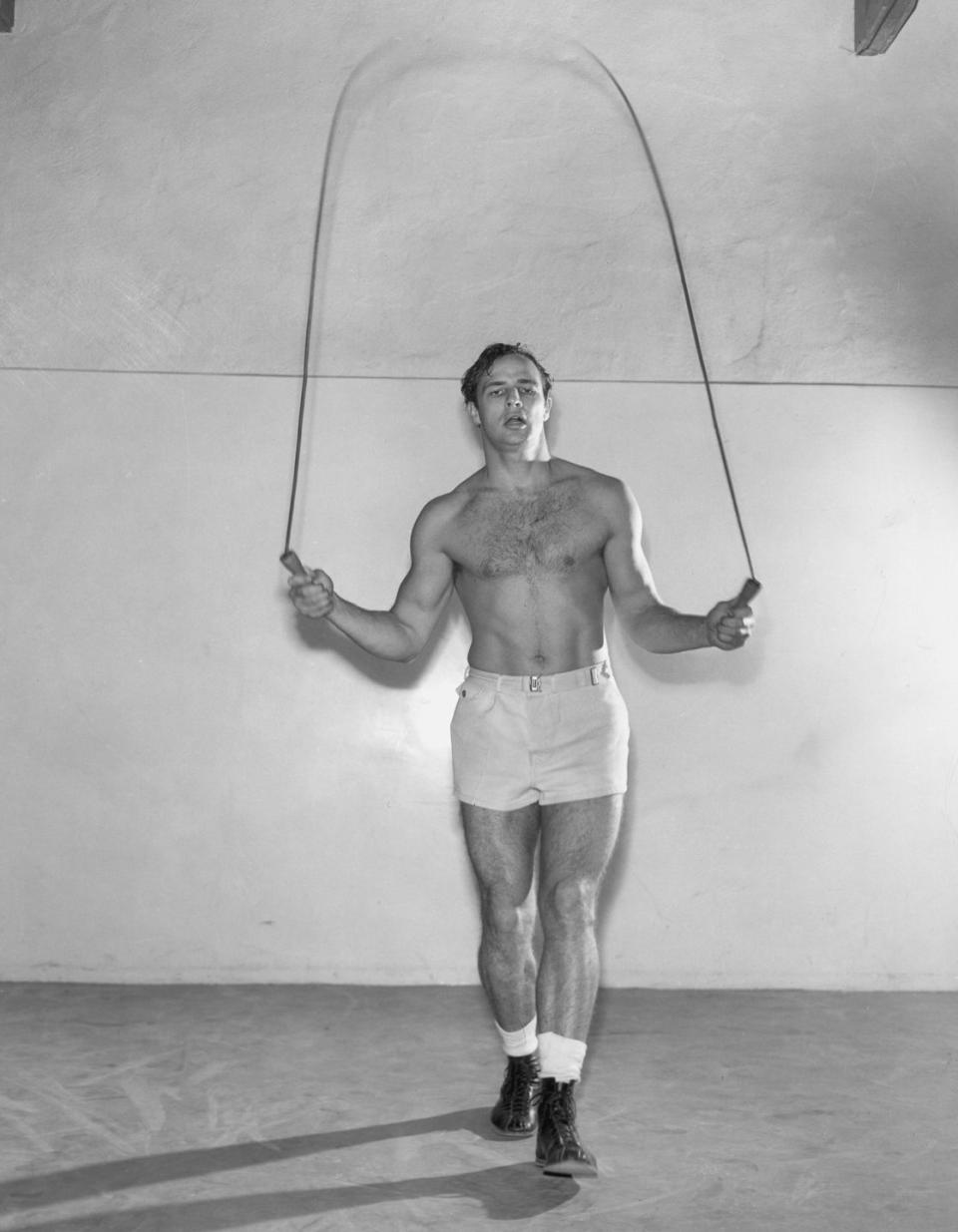 <p>Marlon Brando shows of his coordination while skipping rope at the gym, circa 1955. </p>