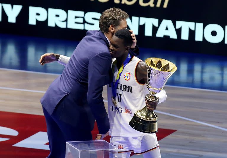  Dennis Schröeder recibiendo el trofeo de campeón en manos del español Pau Gasol