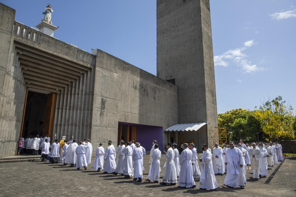 Sacerdotes llegan a la celebración del Jueves Santo previa a la misa en la Catedral Metropolitana de Managua, Nicaragua, el jueves 6 de abril de 2023. La Semana Santa conmemora la última semana de vida terrenal de Jesús, que culmina con su crucifixión en Viernes Santo y su resurrección el Domingo de Pascua. Los fieles católicos celebraron el viernes 7 de abril de 2023 dentro de los templos o en sus patios la procesión de Vía Crucis tras la prohibición del gobierno de Daniel Ortega, a través de la policía, de hacer procesiones en la calle o masivas. (AP Foto/Inti Ocon)