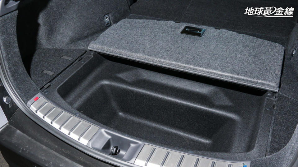 Lexus為RZ 450e設計有行李廂下方隱藏置物空間(攝影/ 陳奕宏)