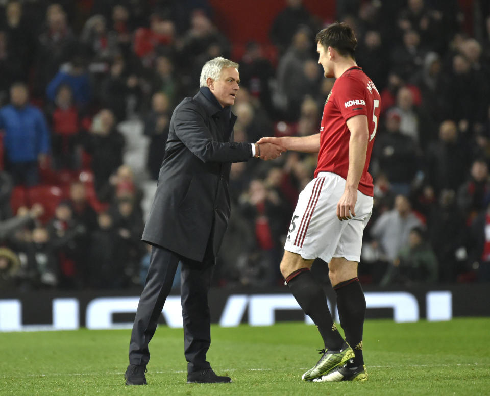 El portugués José Mourinho, técnico del Tottenham, estrecha la mano de Harry Maguire, del Manchester United, durante el partido del miércoles 4 de diciembre de 2019 (AP Foto/Rui Vieira)