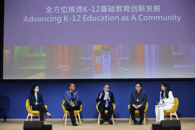 The Panelists of the World Connectivity Education Forum (Panel 1): “Advancing K-12 Education as A Community”: (from left to right) Ms. Joyce Zhang, General Manager, Human Resources & Administration Department, New World China; Professor Peter Q. Blair, Assistant Professor, Harvard Graduate School of Education; Professor Chang Shih-Fu, Dean of The Fu Foundation School of Engineering and Applied Science, Columbia University; Dr. Wang Dian Jun, Chief School Supervisor and Principal of Benenden Bilingual School Guangzhou.
Panel Moderator: Ms. Jennifer Ma, Honourary Executive Supervisor, Benenden Schools (China) (1st right)