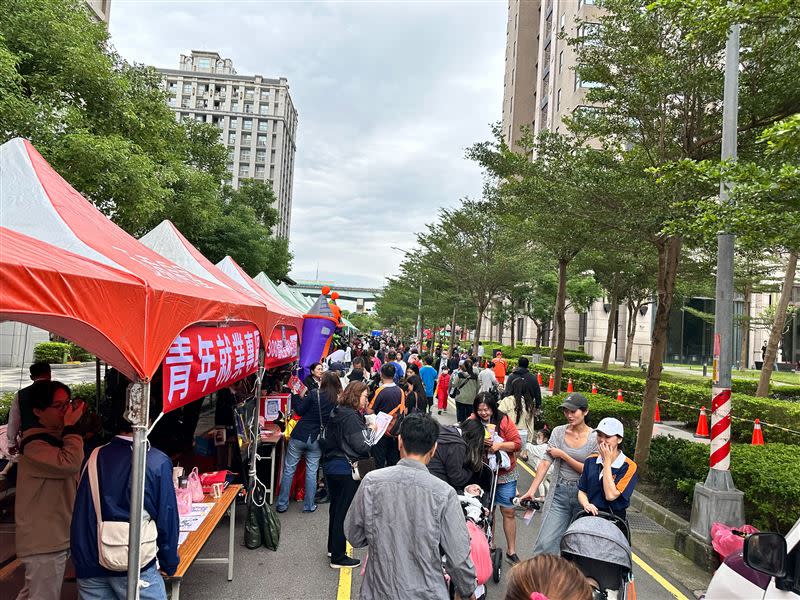 「Trick Or Treat！不給糖就搗蛋！」在五股街頭這句通關密語此起彼落。（圖／五泰房屋提供）