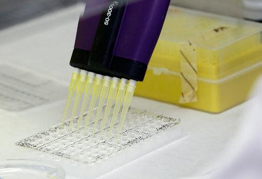 Trabajo en un laboratorio del Hospital Clínico de Barcelona el 20 de junio del 2013 (AFP | Quique Garcia)