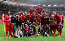 Sevilla celebrate with their families and the trophy after winning the UEFA Europa League Final Reuters / Eddie Keogh - RTX1EUAV