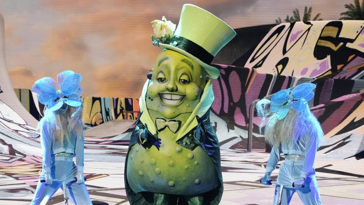  Pickle performs on 2000s Night on The Masked Singer season 10. 