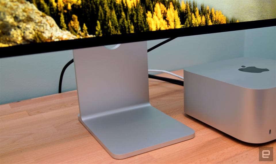 <p>Apple Studio Display stand</p>
