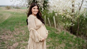 Portrait Photoshooting with a happy, pregnant woman