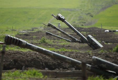 Armenian artillery is seen near Nagorno-Karabakh's town of Martuni, April 8, 2016. REUTERS/Staff