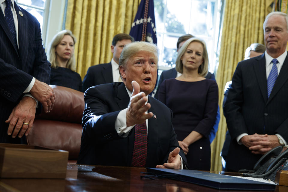 El presidente estadounidense Donald Trump habla durante la ceremonia para la firma de una ley de ciberseguridad y protección de infraestructura el viernes, 16 de noviembre del 2018, en la Casa Blanca. (AP Foto/Evan Vucci)