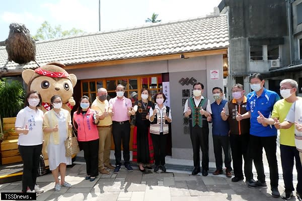 宜蘭首座行銷原住民產業「蘭陽原創館」正式開幕。原住民族委員會主委夷將‧拔路兒、縣長林姿妙、市長江聰淵共同啟動。（記者董秀雲攝）