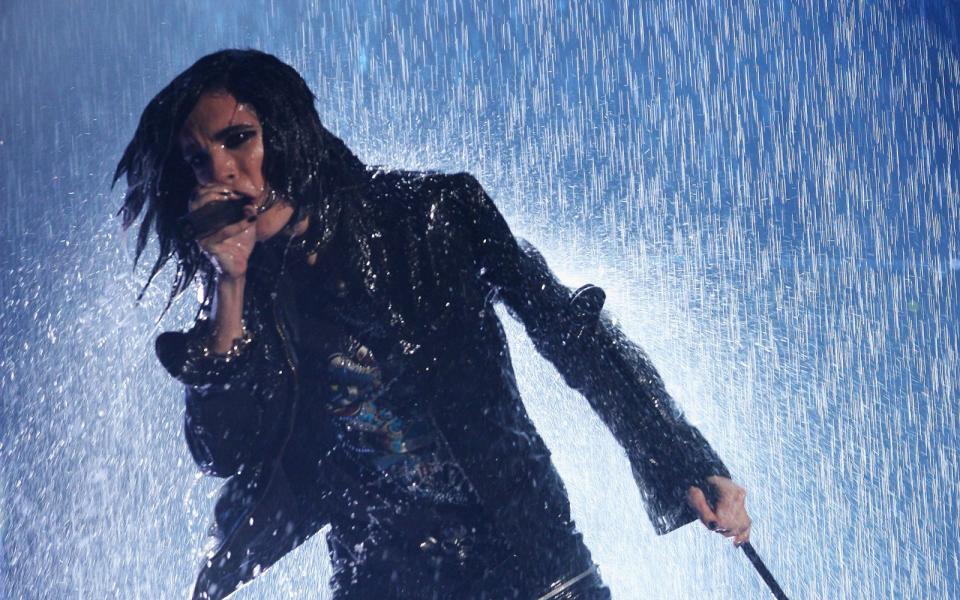Bill Kaulitz beim legendären Auftritt von Tokio Hotel bei den MTV Europe Music Awards 2007 in München. Trotz "Monsun"-Regen auf der Bühne gab es Buhrufe im Publikum. (Bild: 2007 Getty Images/Sean Gallup)
