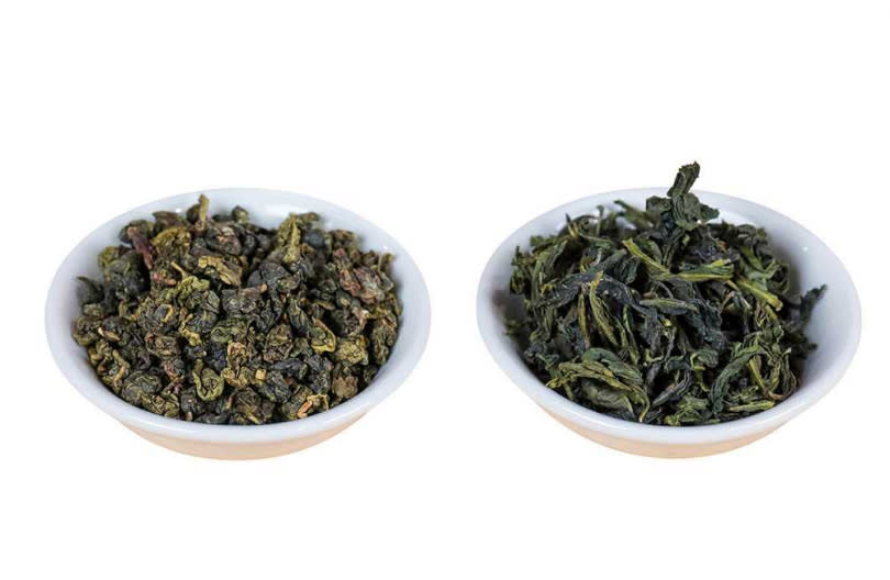 茶葉形狀是影響冷泡時間的最大關鍵，球形茶葉（左）比條索形（右）需要更長時間。（圖／馬景平攝）