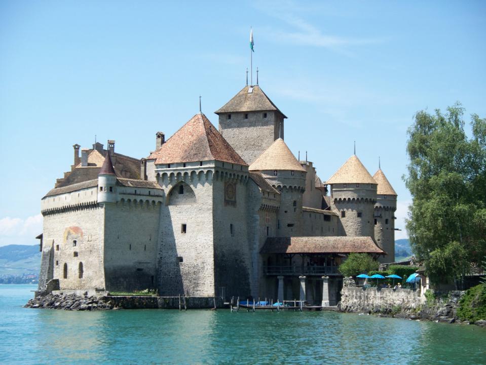 Est inspiré du château de Chillon, Suisse