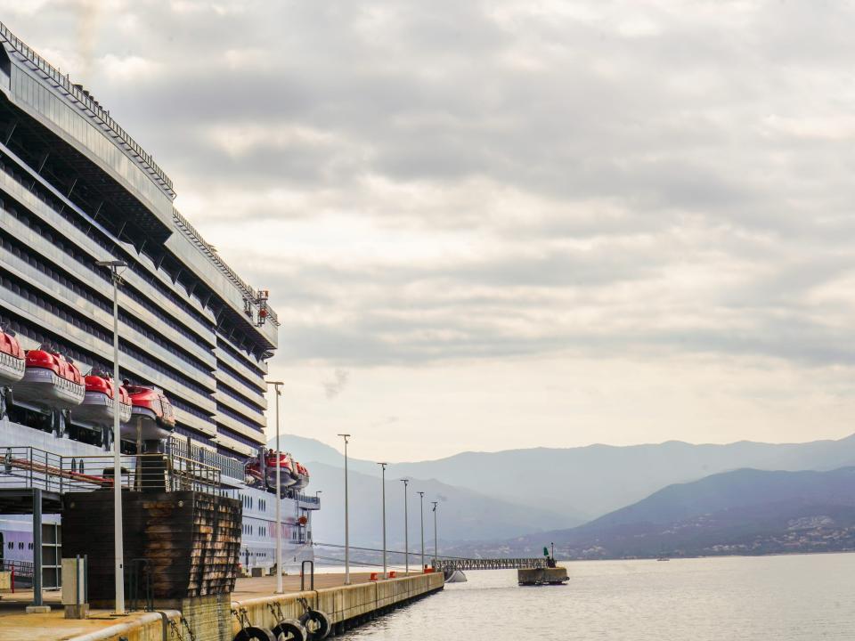 Das Heck des Schiffes, das in Marina di Carrara angedockt hat. - Copyright: Joey Hadden/Insider