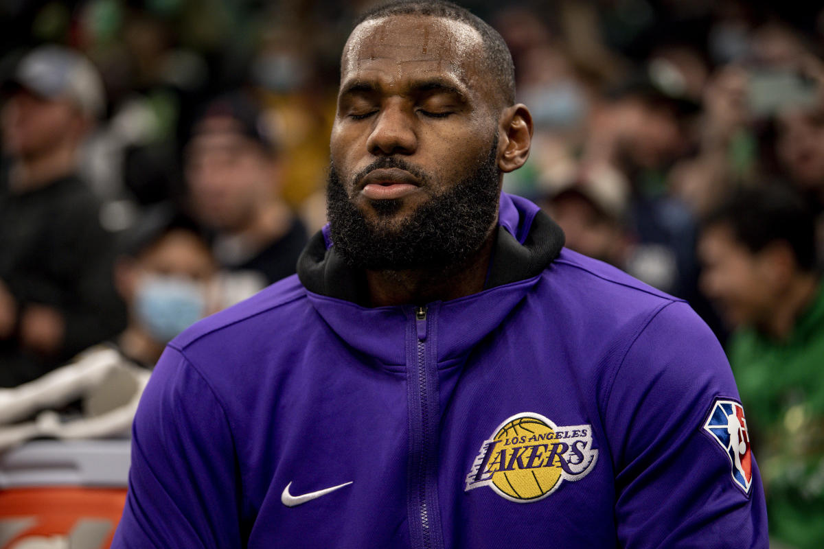 LeBron James returns to TD Garden in purple and gold alongside