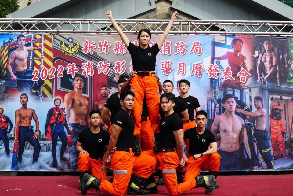 《圖說》2022竹縣消防形象月曆男女主角表演戰舞，展現力與美。（圖／新竹縣政府提供）