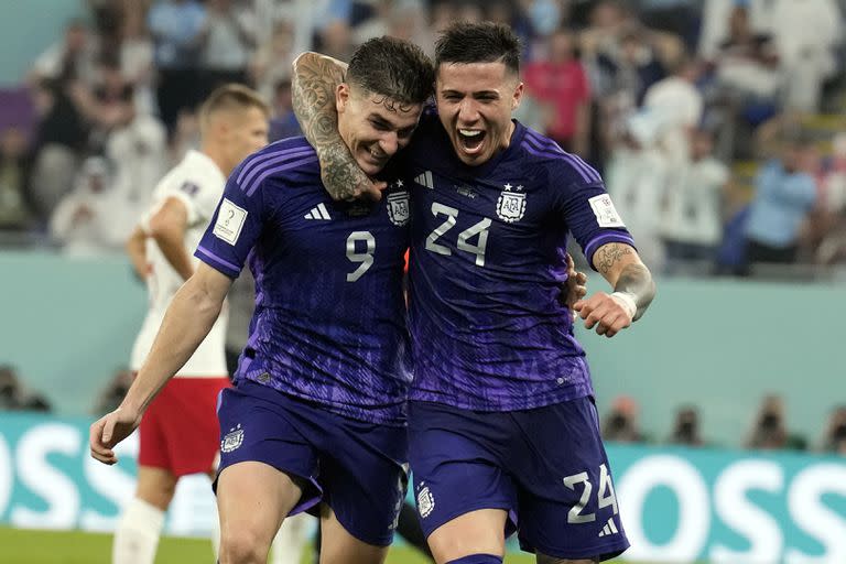 Julián Álvarez y Enzo Fernández festejan el segundo gol de la selección argentina ante Polonia en la victoria 2-0