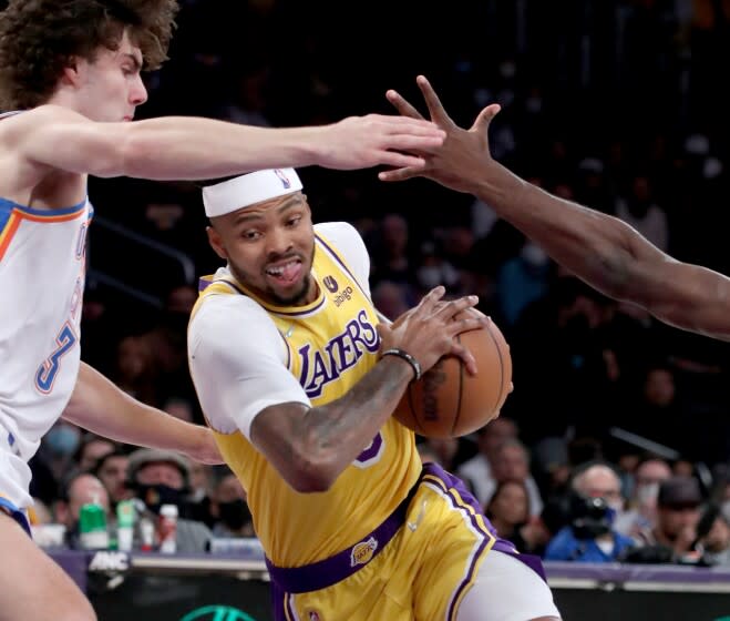 LOS ANGELES, CALIF. - NOV. 4, 2021. Lakers forward Kent Bazemore works to the basket against the Thunder in the first quarter at Staples Center in Los Angeles on Thursday, Nov. 4, 2021. (Luis Sinco / Los Angeles Times)