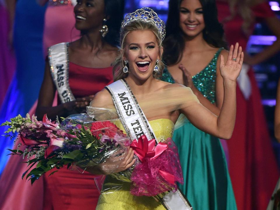 Karlie Hay waves after being crowned Miss Teen USA 2016.