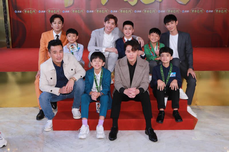 ▲ Fu Zichun and Huang Wenxing from the left in the front row, Zhang Shuwei, Wang Kai, Zeng Ziyi from the left in the back row and Tong Xing meet.  (Photo / Popular Television)