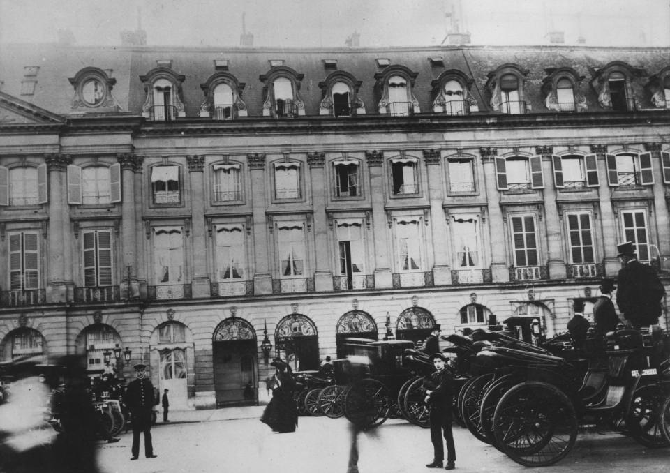Carriages lined up outside the hotel in 1904