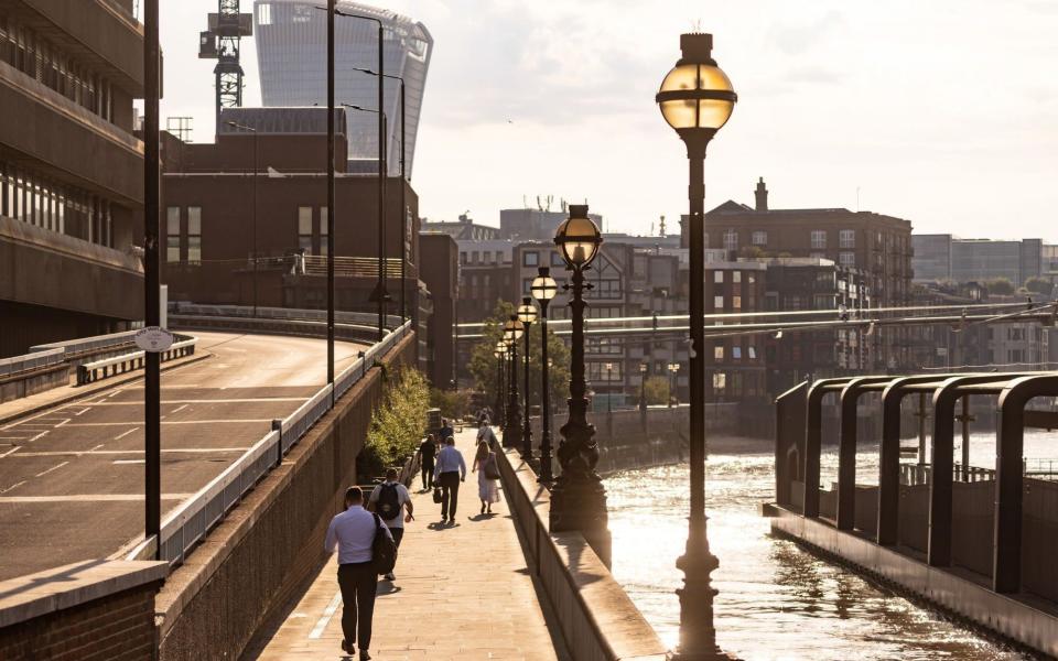 Los viajeros caminan por el camino del Támesis junto al río Támesis en Londres - Jason Alden/Bloomberg