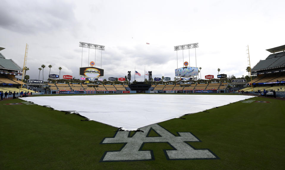 Los Angeles, CA - 30 mars : la bâche de retour sur le terrain alors que la pluie commence à tomber avant un match de baseball du jour d'ouverture entre les Dodgers de Los Angeles et les Diamondbacks de l'Arizona au Dodger Stadium à Los Angeles le jeudi 30 mars 2023. ( Photo de Keith Birmingham/MediaNews Group/Pasadena Star-News via Getty Images)