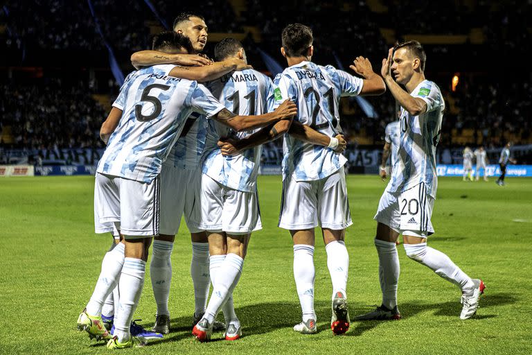 De espaldas, Angel Di María celebra su golazo, luego de un pase de Dybala (21) (Photo by ERNESTO RYAN / POOL / AFP)