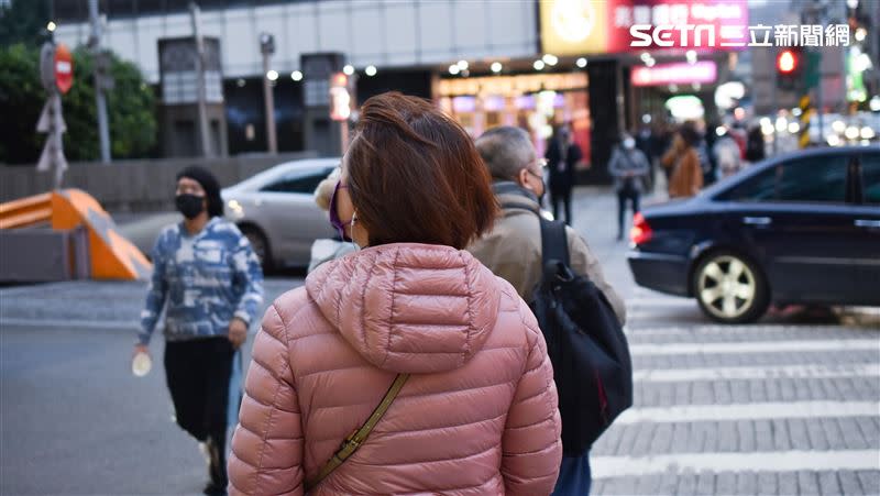 今天氣寒冷，不管在家外出都應注意保暖。（圖／記者陳弋攝影）