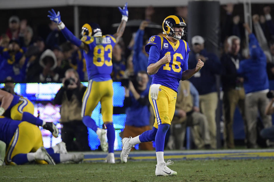 El quarterback de los Rams de Los Ángeles, Jared Goff, celebra luego de un touchdown por el running back C.J. Anderson durante la segunda mitad del juego de la NFL contra los Cowboys de Dallas, el sábado 12 de enero de 2019, en Los Ángeles. (AP Foto/Mark J. Terrill)