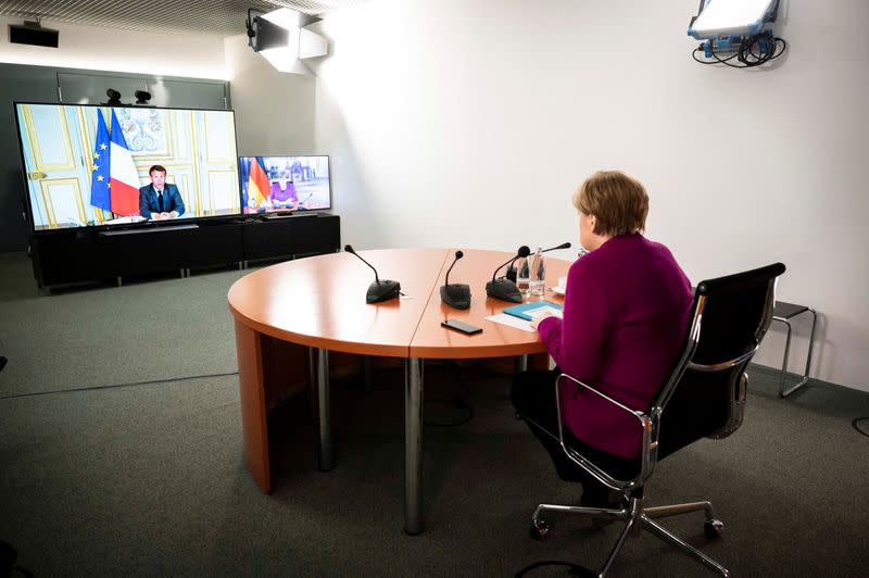 La canciller alemana Angela Merkel habla con el presidente francés Emmanuel Macron durante una videoconferencia conjunta en Berlín.